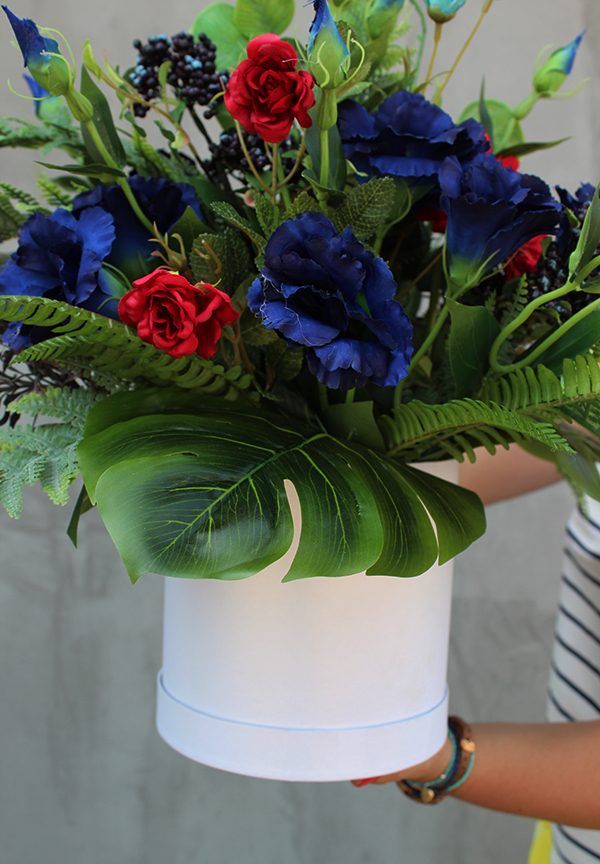 atrakcyjny flowerbox / kompozycja kwiatowa Szafir, wys.50cm 