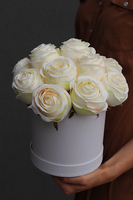 flowerbox z kremowymi różami, Marzena, wys.26cm 