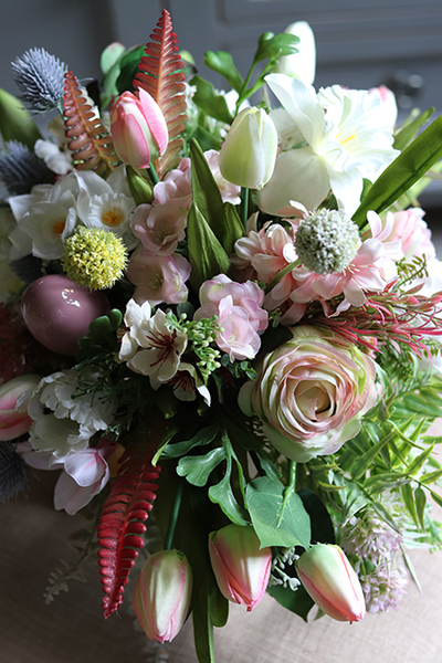 Denallo, wiosenna kompozycja kwiatowa w drewnianej skrzyneczce, wys.40cm