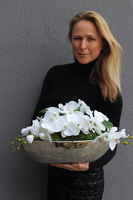 Leona Storczyk, kompozycja kwiatowa w srebrnym naczyniu