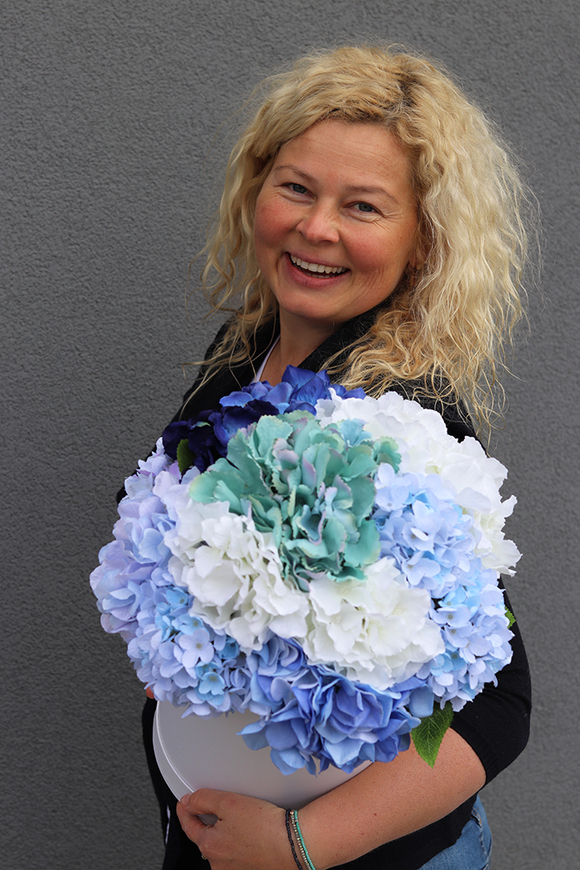 Blueno, kompozycja kwiatowa z hortensji w pudełku wys.37cm