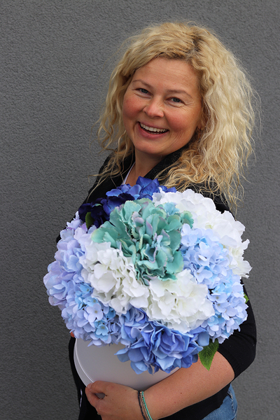 Blueno, kompozycja kwiatowa z hortensji w pudełku wys.37cm