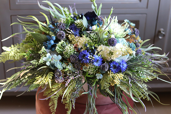 Manfredo Blue New, kompozycja kwiatowa w srebrnym naczyniu, wys.30cm