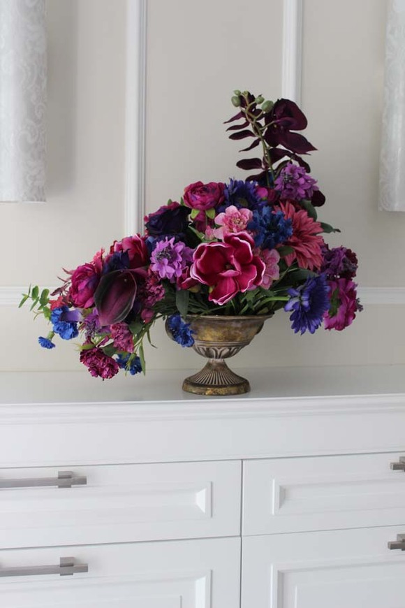 Francesca, piękna kompozycja w złotym metalowym pucharze, wym.54x70x44cm