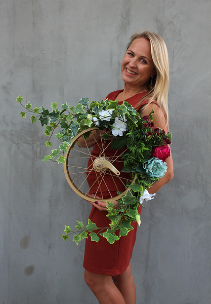 kwiatowa kompozycja na złotym kole, mała, Martha, śr.60cm, koło 30cm