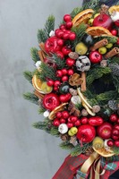 elegancki wianek na drzwi, Czerwień Świąt, śr.27 cm