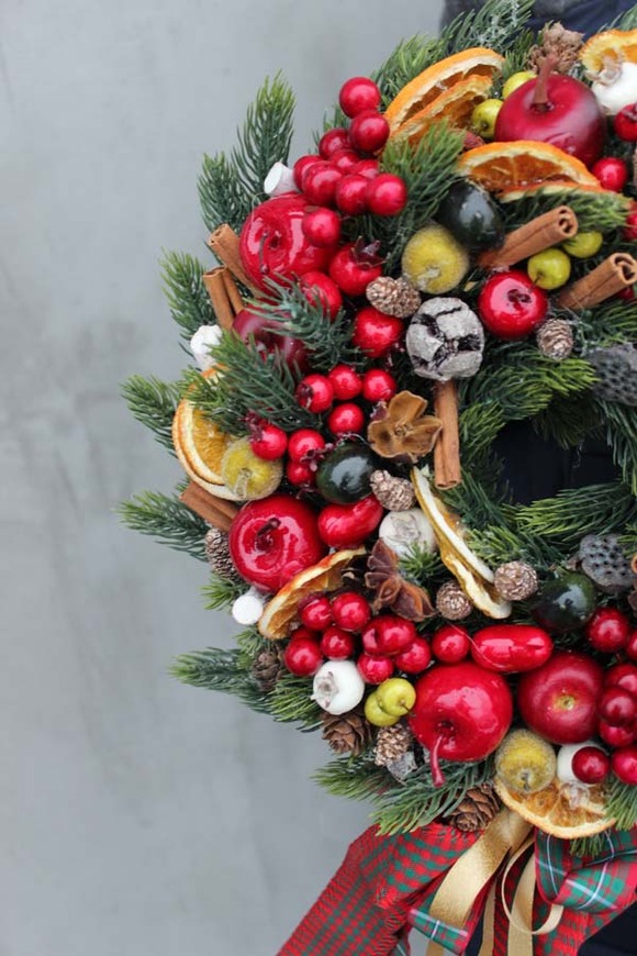 elegancki wianek na drzwi, Czerwień Świąt, śr.27 cm