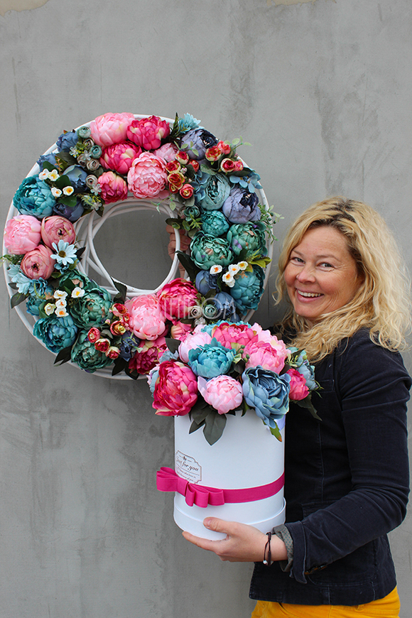 kompozycja kwiatowa / bukiet Flowerbox Caryca Katarzyna 3, wys.36cm