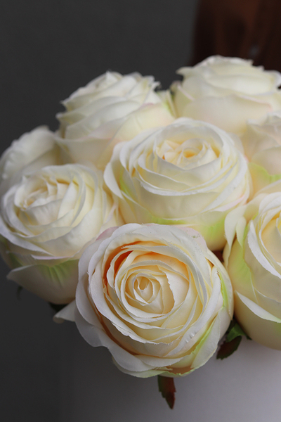 flowerbox z kremowymi różami, Marzena, wys.26cm 