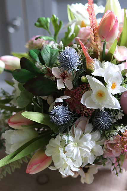 Denallo, wiosenna kompozycja kwiatowa w drewnianej skrzyneczce, wys.40cm