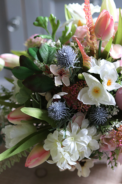 Denallo, wiosenna kompozycja kwiatowa w drewnianej skrzyneczce, wys.40cm