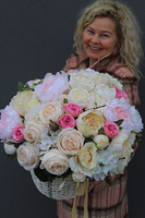 bardzo bogaty kosz wypełniony pastelowymi kwiatami, Prowansja, wys.50cm