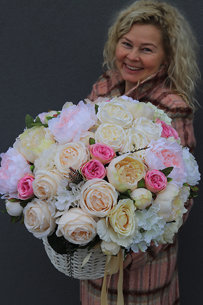 bardzo bogaty kosz wypełniony pastelowymi kwiatami, Prowansja, wys.50cm