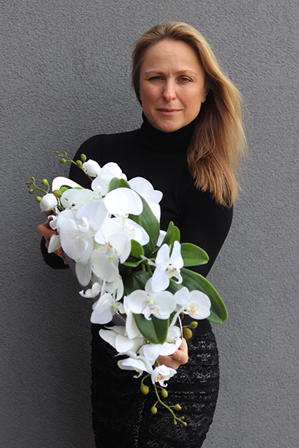 Leona Storczyk, kompozycja kwiatowa w srebrnym naczyniu - łódce, dł.58cm