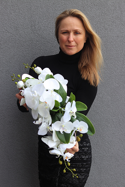 Leona Storczyk, kompozycja kwiatowa w srebrnym naczyniu - łódce, dł.58cm