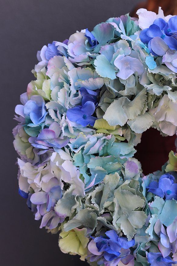 bogaty biało-niebieski wianek, Urok Hortensji, śr.40cm 
