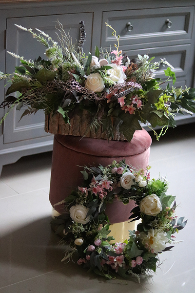 kompozycja kwiatowa w drewnianej skrzynce, Wiosenna Reja, wys.29cm