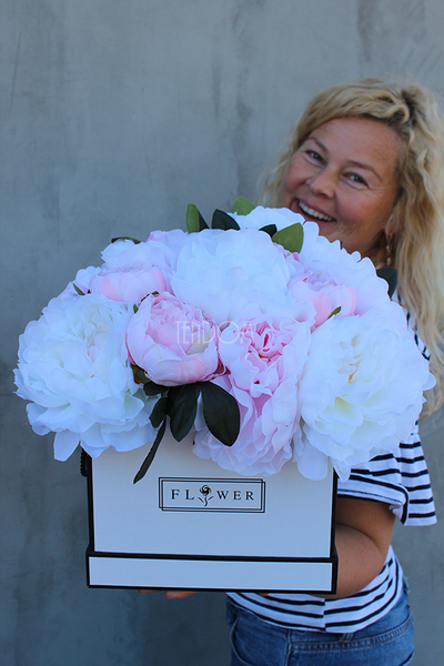 Peonie, flowerbox, kompozycja kwiatowa / bukiet, wys.40cm