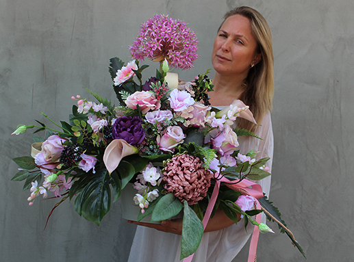 Ilena kompozycja nagrobna w ceramicznym naczyniu, wys.64cm 