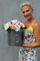 Angielska Róża, kompozycja kwiatowa / bukiet Flowerbox wys.32cm