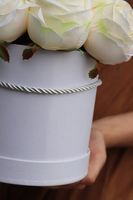 flowerbox z kremowymi różami, Marzena, wys.26cm 