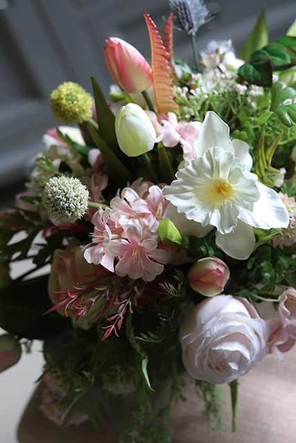 Denallo, wiosenna kompozycja kwiatowa w drewnianej skrzyneczce, wys.40cm