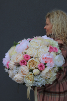 bardzo bogaty kosz wypełniony pastelowymi kwiatami, Prowansja, wys.50cm