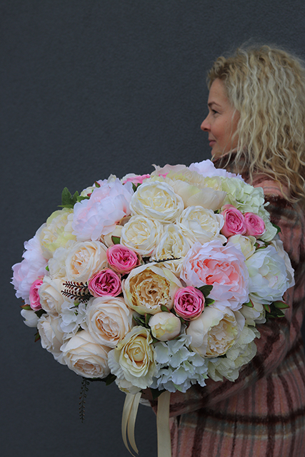 bardzo bogaty kosz wypełniony pastelowymi kwiatami, Prowansja, wys.50cm