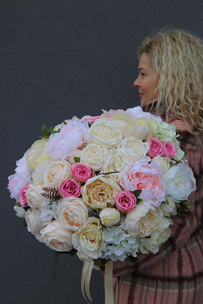 bardzo bogaty kosz wypełniony pastelowymi kwiatami, Prowansja, wys.50cm