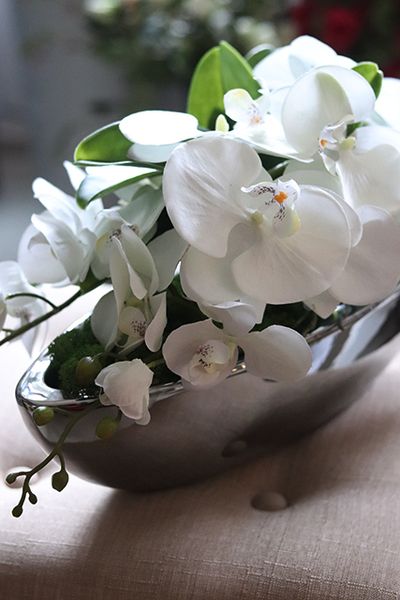 Leona Storczyk, kompozycja kwiatowa w srebrnym naczyniu - łódce, dł.58cm