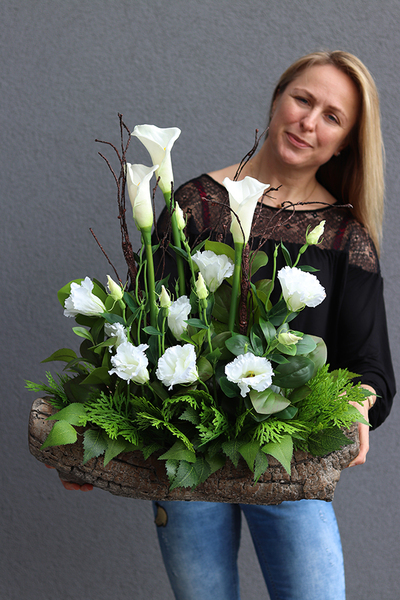 Kallito, bukiet nagrobny z kallą i różami w naczyniu, wys.60cm