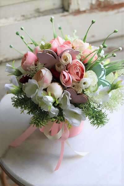 Gerana, urocza kompozycja kwiatowa w różowym wiaderku, wym.22x26cm