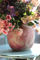 Hella, kompozycja kwiatowa w różowym naczyniu, wys.64cm