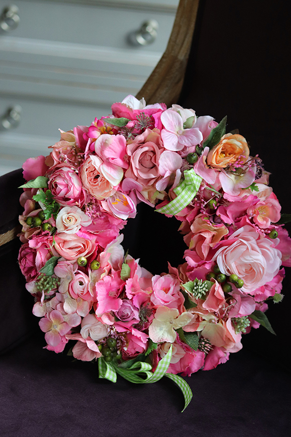 dekoracyjny różowy wianek kwiatowy Fessa, śr.32cm