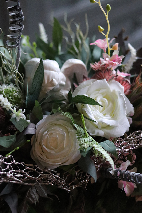 kompozycja kwiatowa w drewnianej skrzynce, Wiosenna Reja, wys.29cm