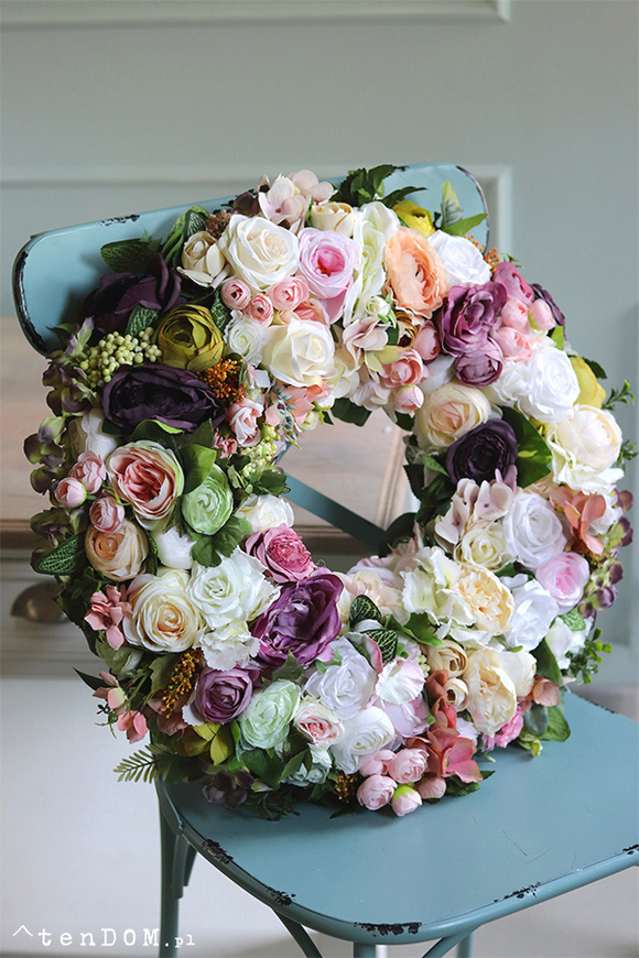 atrakcyjny gęsty wianek Caryca Katarzyna Indigo 2, śr.50cm