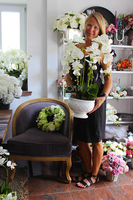 cudowny storczyk Ellana w pięknej białej donicy, wys.70cm