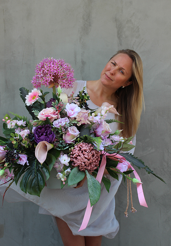 Ilena kompozycja nagrobna w ceramicznym naczyniu, wys.64cm 