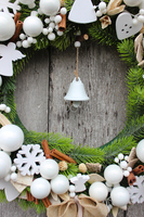 elegancki wianek z białymi ozdobami Świąteczny Klimat śr.40 cm