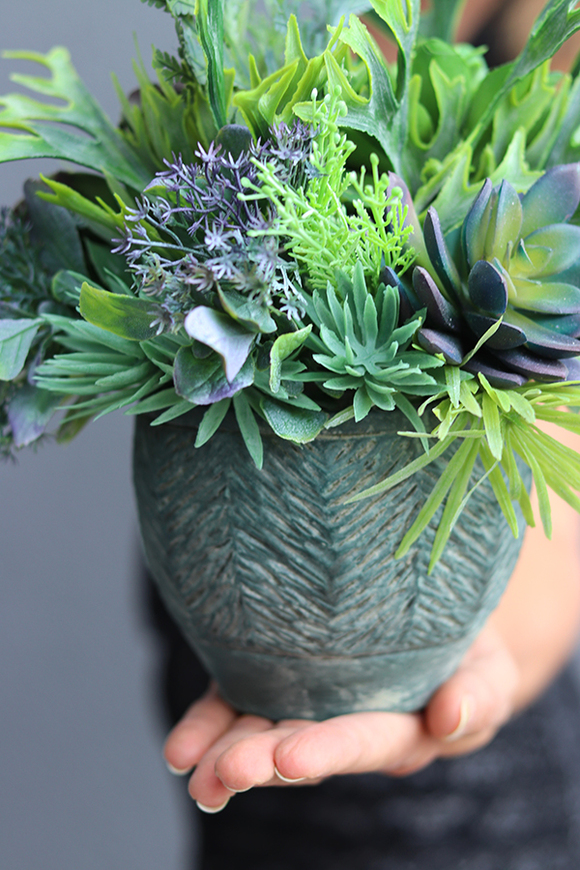 Georra, sukulenty, kompozycja ze sztucznych roślin w etno donicy, wys.28cm