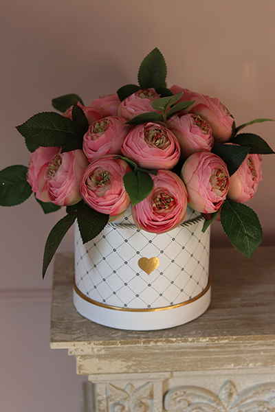 Odetta, flowerbox / kompozycja kwiatowa z pełników z listkami, wys.28cm