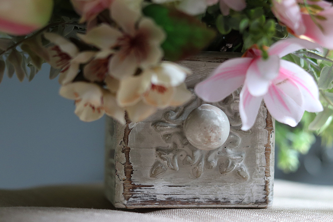 Denallo, wiosenna kompozycja kwiatowa w drewnianej skrzyneczce, wys.40cm