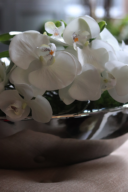 Leona Storczyk, kompozycja kwiatowa w srebrnym naczyniu - łódce, dł.58cm