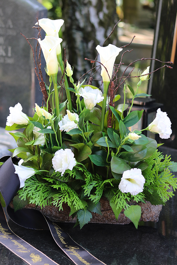 Kallito, bukiet nagrobny z kallą i różami w naczyniu, wys.60cm