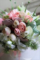 Gerana, urocza kompozycja kwiatowa w różowym wiaderku, wym.22x26cm