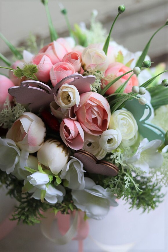 Gerana, urocza kompozycja kwiatowa w różowym wiaderku, wym.22x26cm