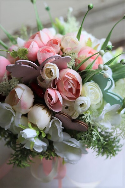 Gerana, urocza kompozycja kwiatowa w różowym wiaderku, wym.22x26cm