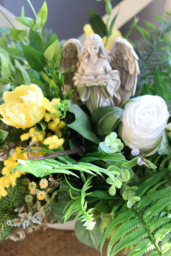 Anielskie Skrzydła, wiosenna kompozycja nagrobna w naczyniu, wym.40x50x70cm.