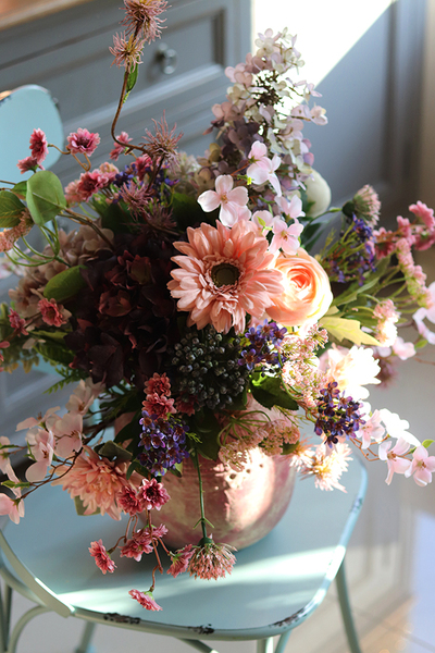 Hella, kompozycja kwiatowa w różowym naczyniu, wys.64cm