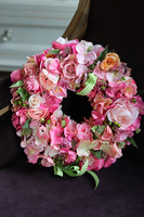dekoracyjny różowy wianek kwiatowy Fessa, śr.32cm